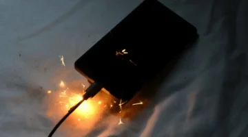 فاجعة في مصر.. مصرع 3 أشقاء حرقاً بسبب انفجار شاحن هاتف داخل منزلهم